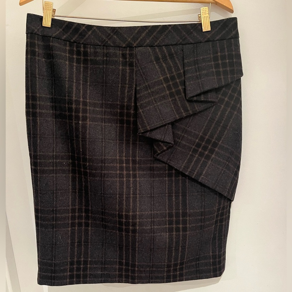 Wool plaid skirt with ruffle - fully lined with rear zipper